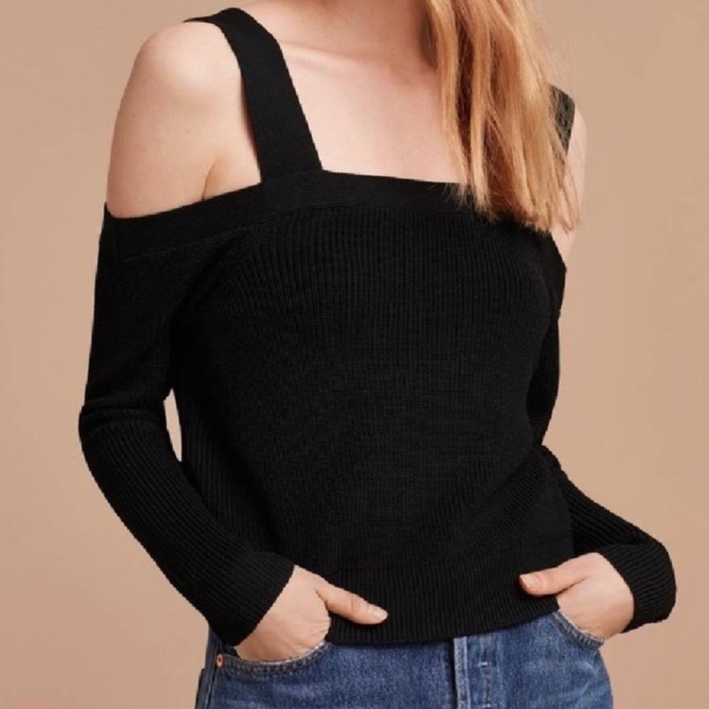 Aritzia Wilfred Antenne cold shoulder long sleeve knit sweater. 🖤
